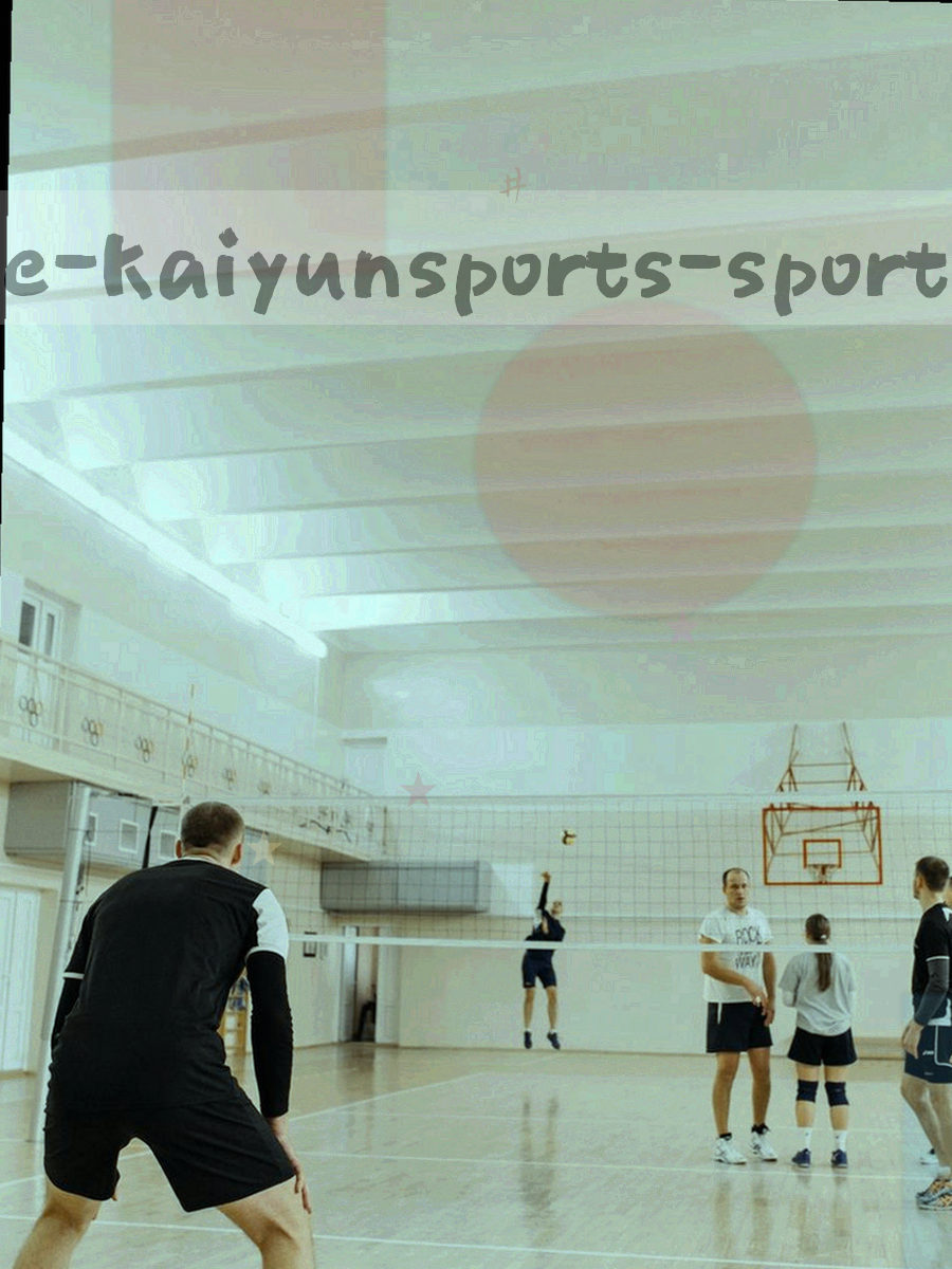 边线附近手持记录设备的局部特写，只拍摄手部与设备，背景是模糊的球场边线